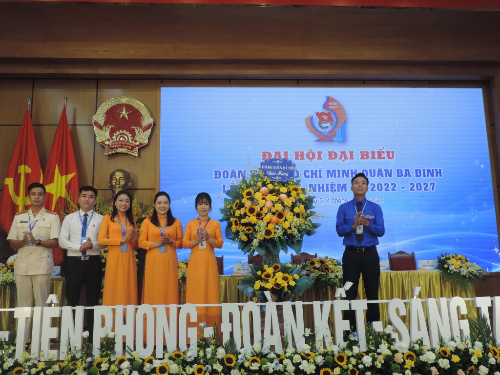 Phó Bí thư Thường trực Thành đoàn Hà Nội Nguyễn Đức Tiến tặng hoa chúc mừng Đại hội
