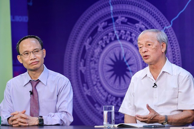 Hai chuyên gia Vũ Vinh Phú và Cấn Văn Lực (trái) tại Tọa đàm - Ảnh: VGP/Nhật Bắc