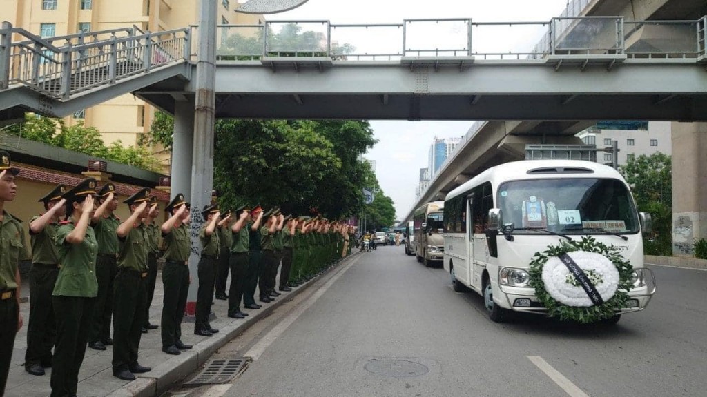 Các chiến sĩ đứng nghiêm trang chào tiễn biệt