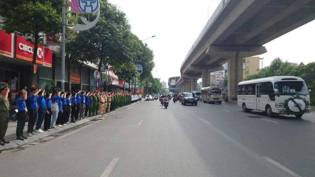 Đoàn viên, thanh niên Thủ đô tiễn đưa các liệt sĩ