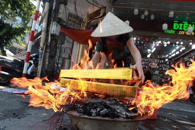 Đề phòng nguy cơ cháy nổ do thắp nhang, đốt vàng mã dịp lễ Vu Lan