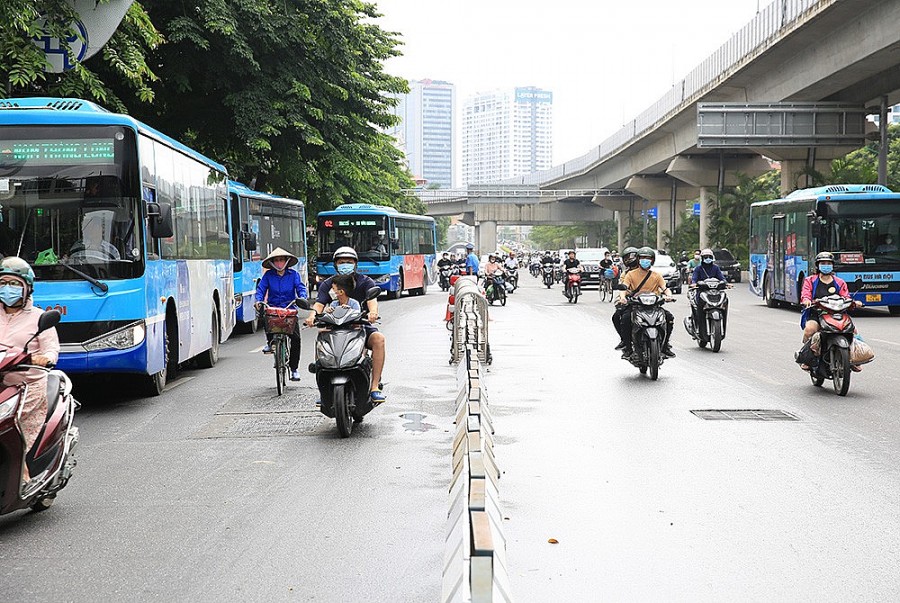 Ngày đầu phân làn trên đường Nguyễn Trãi: Ô tô, xe máy đi vào làn của nhau khiến giao thông lộn xộn