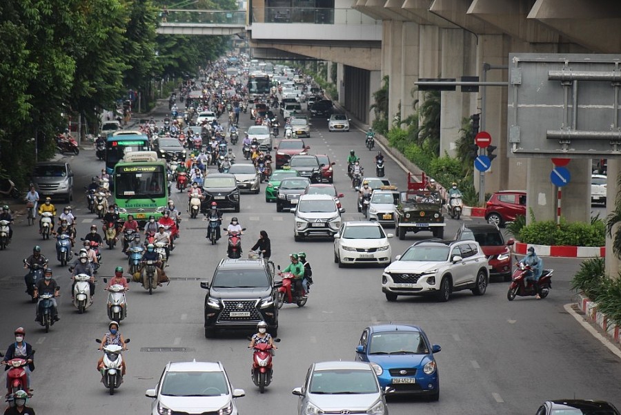 Ngày đầu phân làn trên đường Nguyễn Trãi: Ô tô, xe máy đi vào làn của nhau khiến giao thông lộn xộn