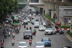 ngay dau phan lan tren duong nguyen trai o to xe may di vao lan cua nhau khien giao thong lon xon