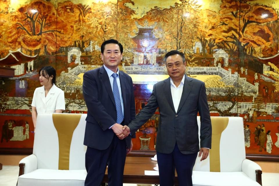 hủ tịch UBND TP Hà Nội Trần Sỹ Thanh (phải) tiếp Chủ tịch Hiệp hội giao lưu văn hóa – kinh tế Việt Nam-Hàn Quốc Kim Kil Soo