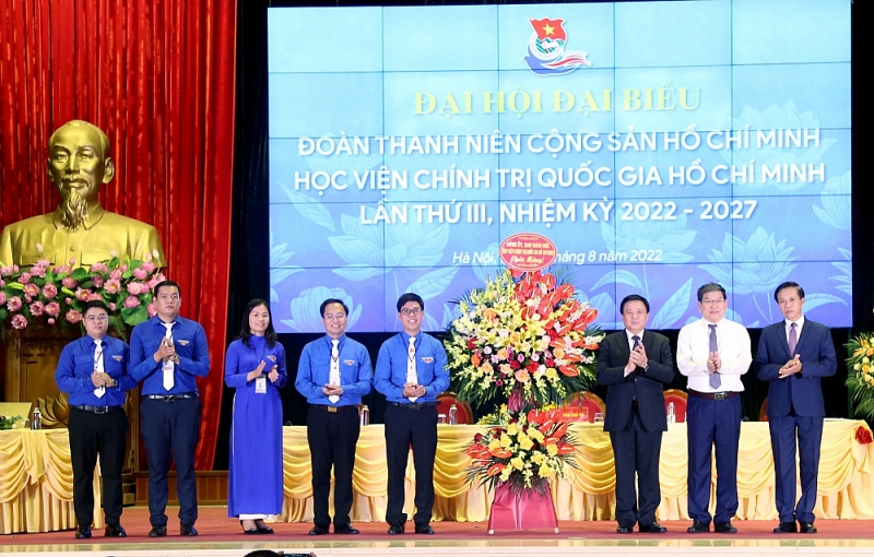 Ban lãnh đạo Học viện Chính trị Quốc gia Hồ Chí Minh tặng hoa chúc mừng Đại hội