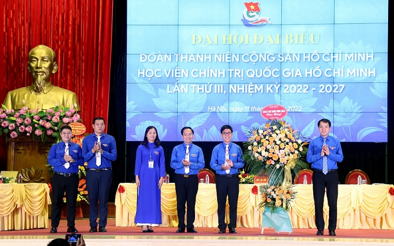 Bí thư Trung ương Đoàn Thanh niên Ngô Văn Cương tặng hoa chúc mừng Đại hội