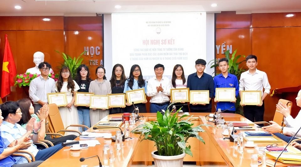 Nguyễn Khải (áo đen) nhận giấy khen từ Giám đốc Học viện Báo chí và Tuyên truyền