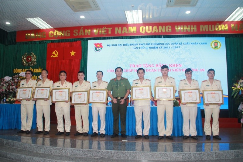 Thiếu tá Trần Trọng Nguyên trao Bằng khen của Đoàn Thanh niên Bộ Công an tặng Bằng khen cho các cán bộ đoàn có thành tích xuất sắc giai đoạn 2019 - 2022