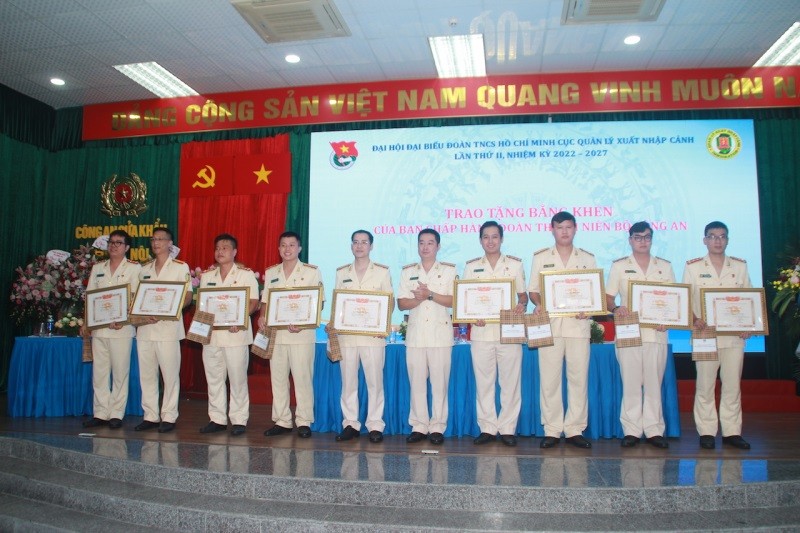Thiếu tá Ngô Minh Tú, Bí thư Đoàn thanh niên Cục Quản lý xuất nhập cảnh tặng quà cho các cán bộ đoàn có thành tích xuất sắc giai đoạn 2019 - 2022