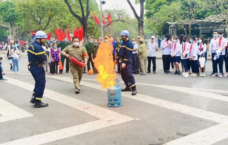 Công an quận Hoàn Kiếm tuyên truyền, hướng dẫn kỹ năng phòng cháy chữa cháy tại không gian phố đi bộ