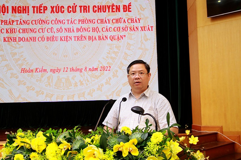 Phó Chủ tịch UBND quận Hoàn Kiếm Nguyễn Anh Quân báo cáo thực trạng công tác PCCC trên địa bàn