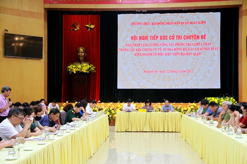 Quang cảnh Hội nghị tiếp xúc cử tri chuyên đề về “Giải pháp tăng cường công tác phòng cháy, chữa cháy (PCCC)…” tại quận Hoàn Kiếm