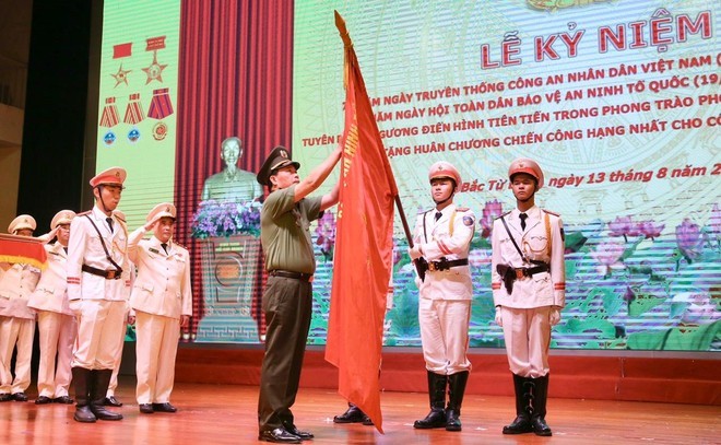 Thừa ủy quyền của Chủ tịch nước, Trung tướng Lê Quốc Hùng - Ủy viên Trung ương Đảng, Thứ trưởng Bộ Công an đã gắn Huân chương Chiến công hạng Nhất lên lá cờ truyền thống của CAQ Bắc Từ Liêm, Hà Nội