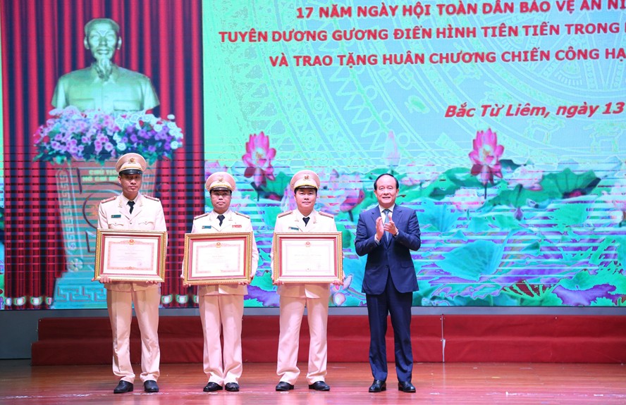 Đồng chí Nguyễn Ngọc Tuấn – Phó Bí thư Thành ủy, Chủ tịch HĐND Thành phố Hà Nội trao khen cho các cá nhân