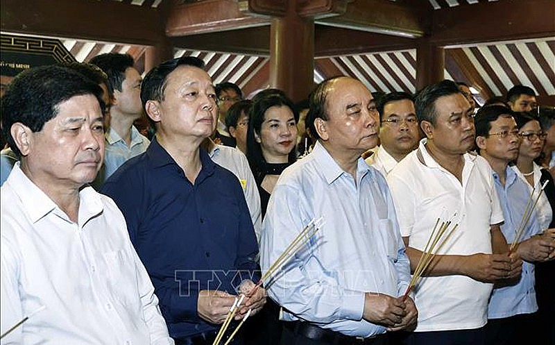 Chủ tịch nước Nguyễn Xuân Phúc và các đại biểu dâng hương tưởng niệm Bác Hồ. Ảnh: Thống Nhất/TTXVN