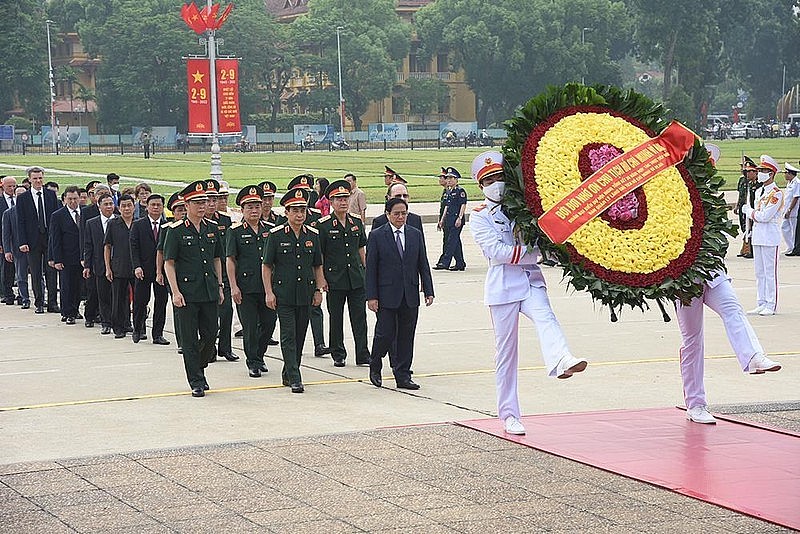 hủ tướng Phạm Minh Chính và các đại biểu đặt vòng hoa và vào Lăng viếng Chủ tịch Hồ Chí Minh.