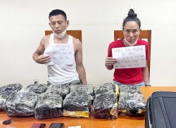 quan hai ba trung khoi to 2 doi tuong xach hon 10kg ma tuy di ban