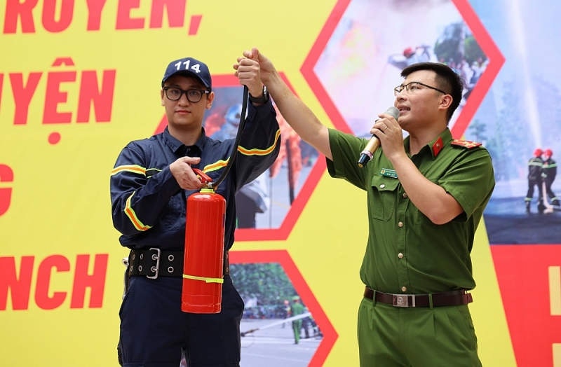 Cán bộ, chiến sĩ Cảnh sát PCCC&CNCH Công an quận Hoàn Kiếm hướng dẫn sử dụng phương tiện chữa cháy