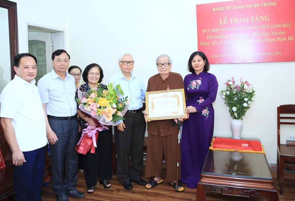 Đảng viên lão thành quận Hai Bà Trưng nhận Huy hiệu 85 tuổi Đảng