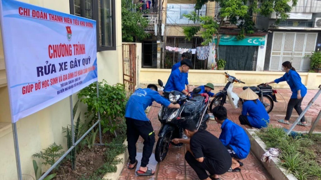 Tuy không chuyên nghiệp nhưng các phần việc đều được bạn trẻ thực hiện nhịp nhàng