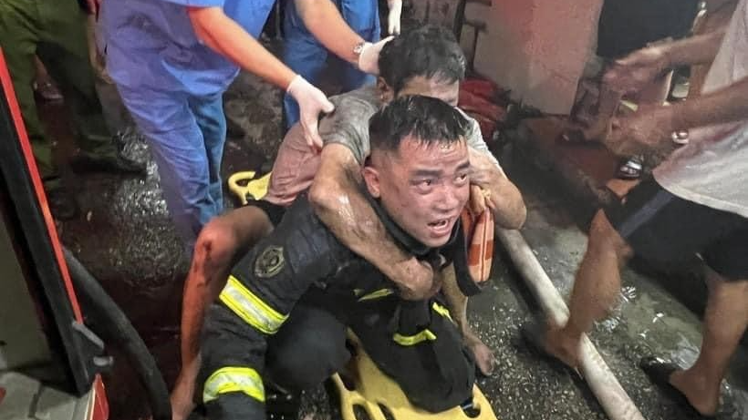 Thượng úy Nguyễn Viết Quân cứu được nạn nhân và đưa ra khỏi đám cháy