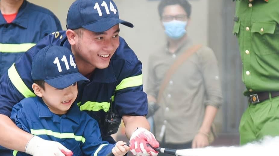 Thượng úy Nguyễn Viết Quân dạy các em nhỏ kỹ năng chữa cháy