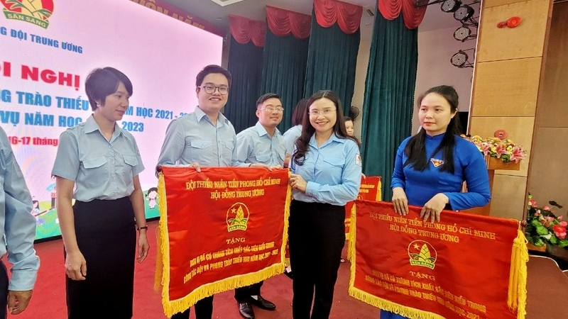 Bí thư Trung ương Đoàn, Chủ tịch Hội đồng Đội Trung ương Nguyễn Phạm Duy Trang trao Cờ thi đua đến các đơn vị