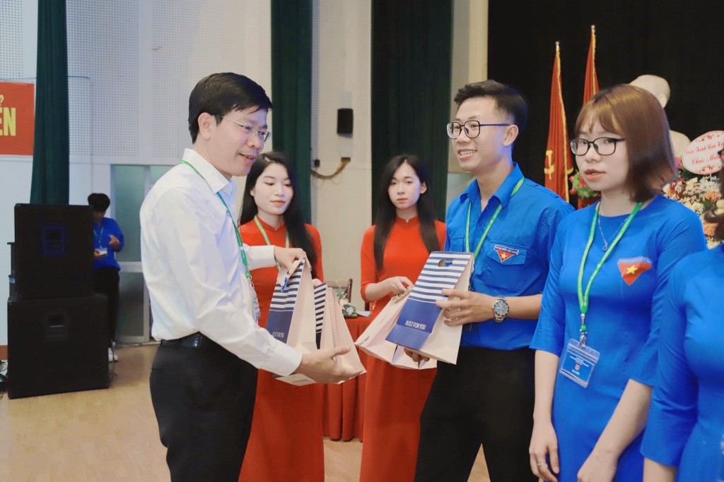 TS. Nguyễn Tất Thắng trao quà tặng cho các cán bộ, sinh viên Ban chấp hành liên chi đoàn Khoa Du lịch và Ngoại ngữ đã hoàn thành xuất sắc nhiệm vụ