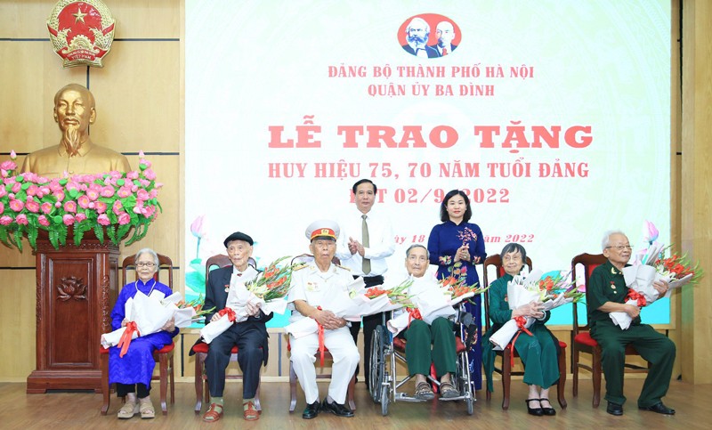 Phó Bí thư Thường trực Thành ủy Hà Nội Nguyễn Thị Tuyến trao Huy hiệu 75 năm, 70 năm tuổi Đảng tặng các đảng viên lão thành tại quận Ba Đình
