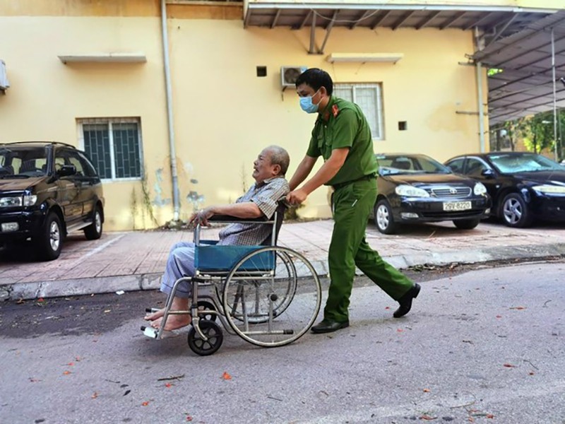 Các chiến sỹ Công an TP Hà Nội giúp đỡ người già trong chiến dịch làm căn cước công dân