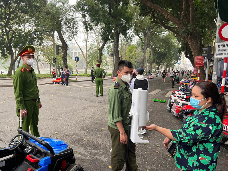 Cán bộ, chiến sĩ Công an quận Hoàn Kiếm tổ chức tuần tra bảo đảm an ninh trật tự tuyến phố đi bộ và phụ cận