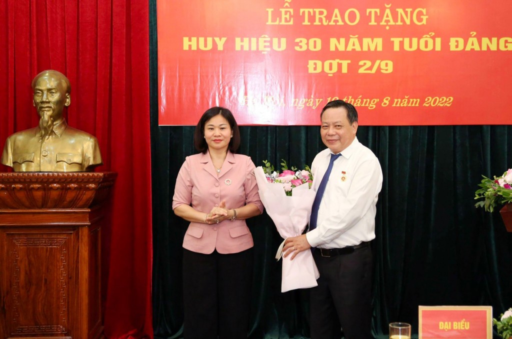 Phó Bí thư Thành ủy Hà Nội Nguyễn Văn Phong nhận Huy hiệu 30 năm tuổi Đảng