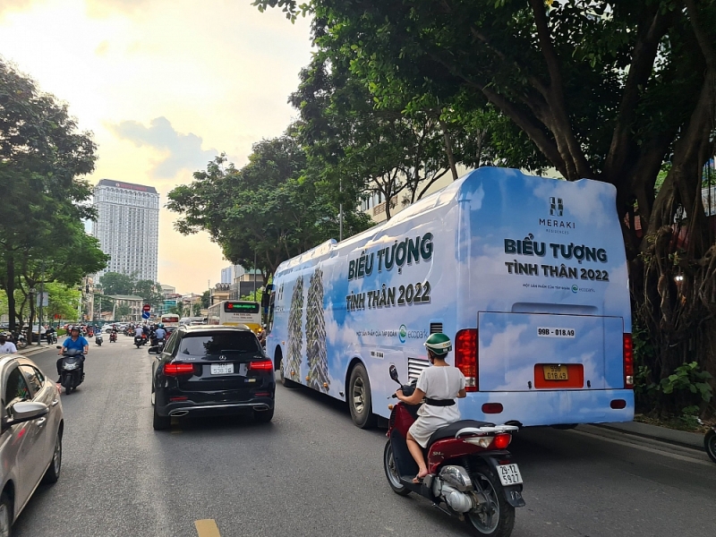 Chiếc xe kín đề can quảng cáo nối đuôi nhau trên phố Huỳnh Thúc Kháng