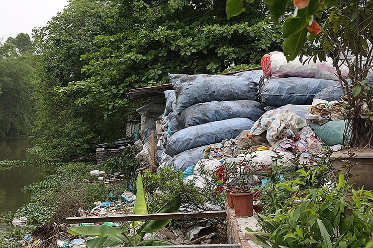 rác thải nhựa xếp đống từ trong nhà, ngoài sân, ngõ xóm