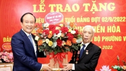 trao huy hieu 75 nam tuoi dang cho nguyen chu tich hdnd tinh ha tay