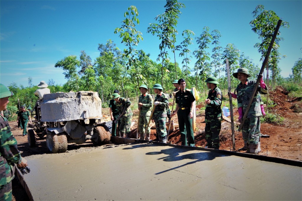 Thiếu tướng Phạm Ngọc Tuấn, Tư lệnh Binh đoàn 16 thăm hỏi, động viên các ĐVTN tham gia giúp dân xây dựng đường nông thôn mới tại huyện Lộc Ninh