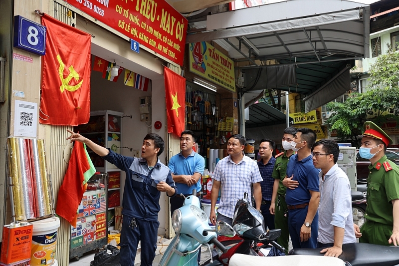 Thượng tá Hoàng Trung Kiên, Phó Trưởng Công an quận Hoàn Kiếm chỉ đạo kiểm tra quá trình lắp đặt thiết bị PCCC theo mô hình Tổ liên gia.