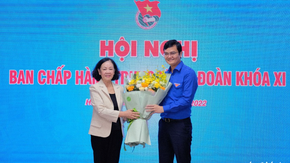 Ủy viên Bộ Chính trị, Trưởng ban Tổ chức Trung ương tặng hoa chúc mừng tân Bí thư Thứ nhất Trung ương Đoàn