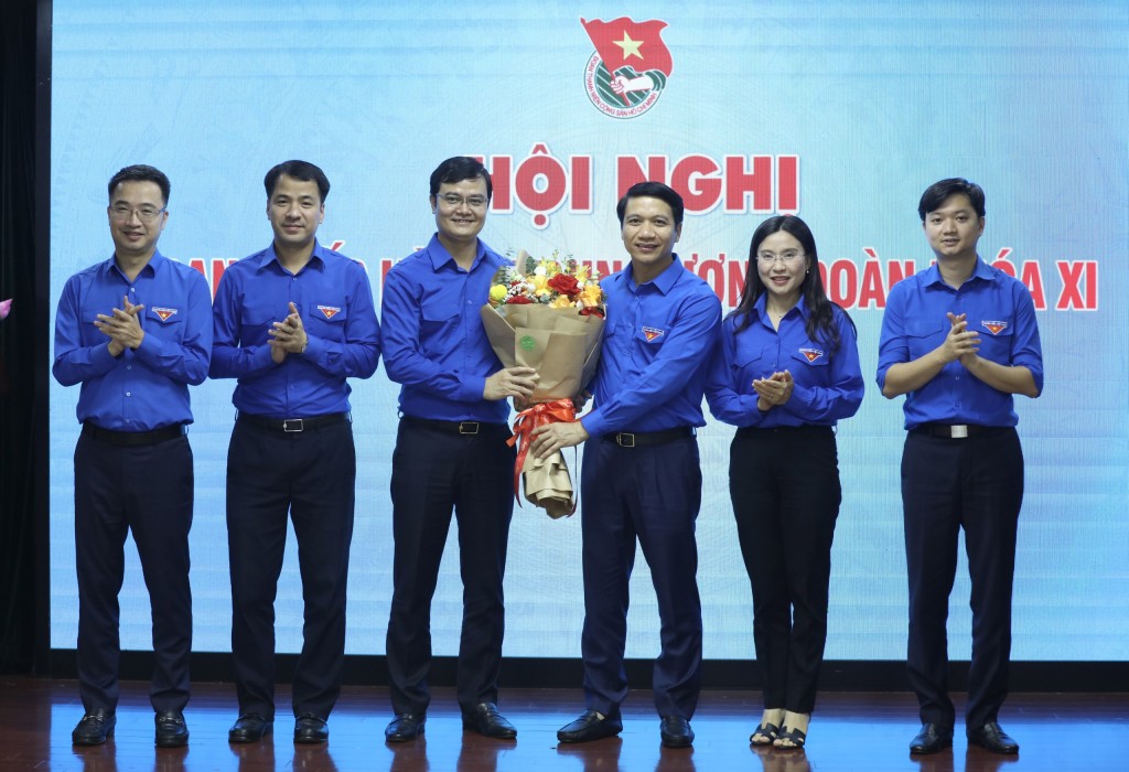Ban Bí thư Trung ương Đoàn tặng hoa chúc mừng tân Bí thư Thứ nhất Bùi Quang Huy