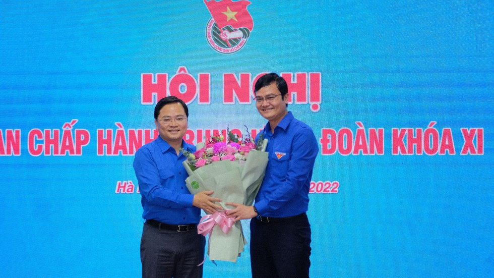 Đồng chí Nguyễn Anh Tuấn, Bí thư Tỉnh ủy Bắc Ninh tặng hoa chúc mừng tân Bí thư Thứ nhất Trung ương Đoàn