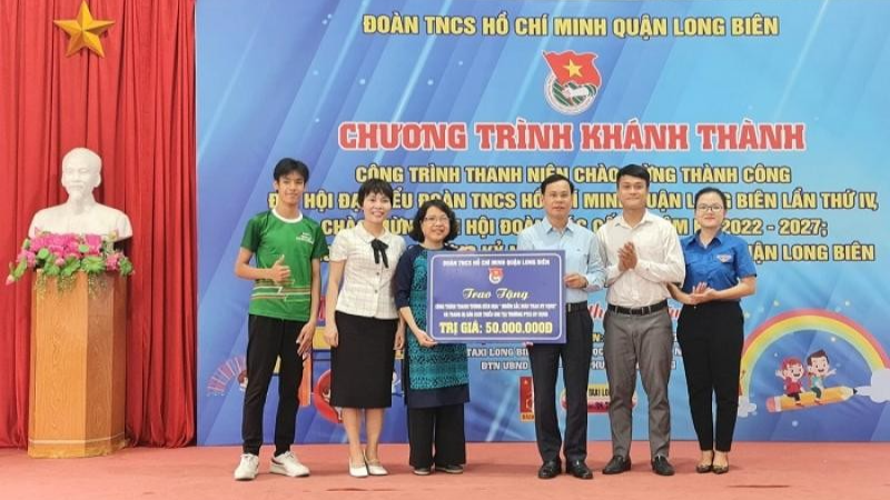 Đại diện Thành đoàn Hà Nội, lãnh đạo Quận ủy  và Đoàn Thanh niên quận Long Biên trao tặng công trình tới thầy và trò trường TH