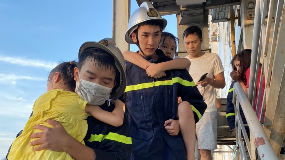 Quận Hà Đông (Hà Nội): Căn hộ chung cư cháy đen, 4 người may mắn được cảnh sát cứu thoát