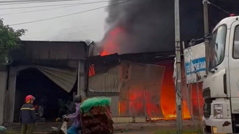 Không có thương vong trong vụ cháy xưởng giầy da và làm gỗ ở Phú Xuyên