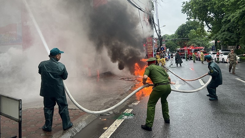 Tổ liên gia diễn tập tận dụng "thời điểm vàng", dập tắt đám cháy gần cây xăng