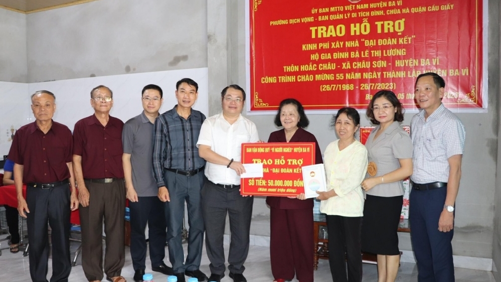 Trao 500 triệu hỗ trợ nâng cấp nhà đại đoàn kết ở huyện Ba Vì