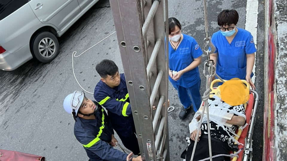 Kịp thời cứu sống thanh niên gặp tai nạn rơi từ cầu Chương Dương xuống đất