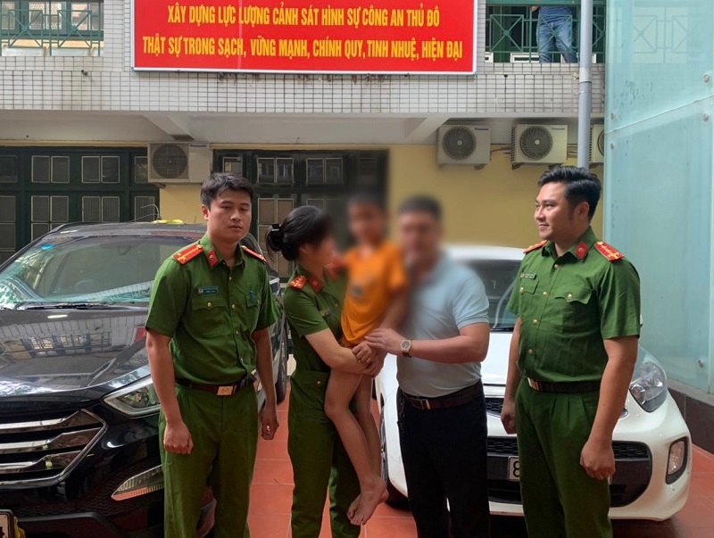 Thăm hỏi, biểu dương hành động dũng cảm của Thiếu tá công an khi cứu bé gái bị bắt cóc ở Long Biên