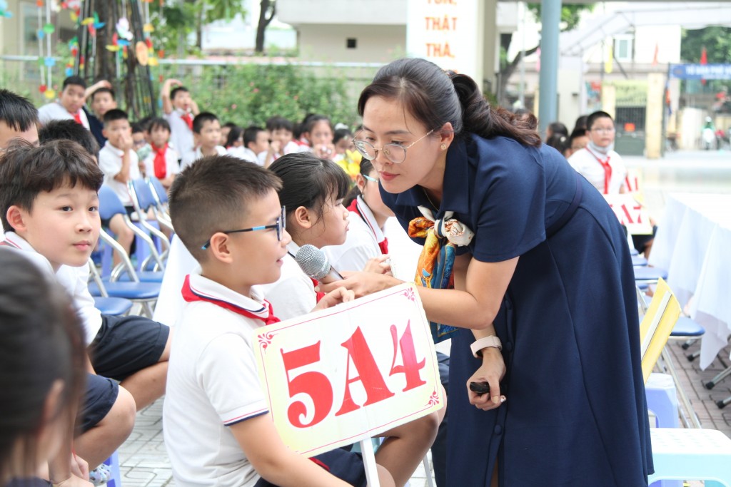 Đại diện công ty TNHH MTV Môi trường đô thị Hà Nội cũng tiến hành hướng dẫn các em thiếu nhi trường Tiểu học Hoàng Diệu về quy trình phân loại, sử dụng Nhà Phân loại rác thân thiện