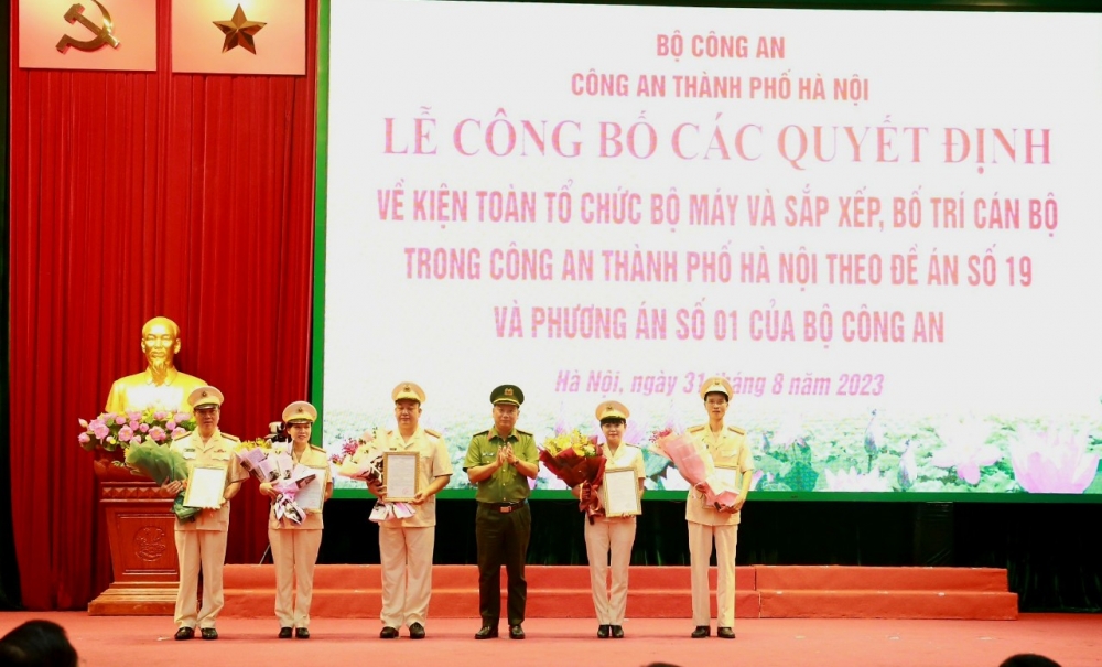 Đại tá Phạm Thanh Hùng, Phó Bí thư Đảng ủy, Phó Giám đốc CATP, trao quyết định điều động, bổ nhiệm chỉ huy một số đơn vị